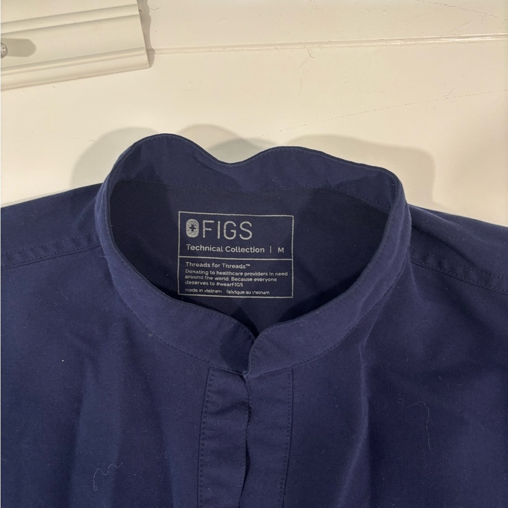 FIGS Women’s set— medium Rafaela top & 2 medium tall pants in NAVY